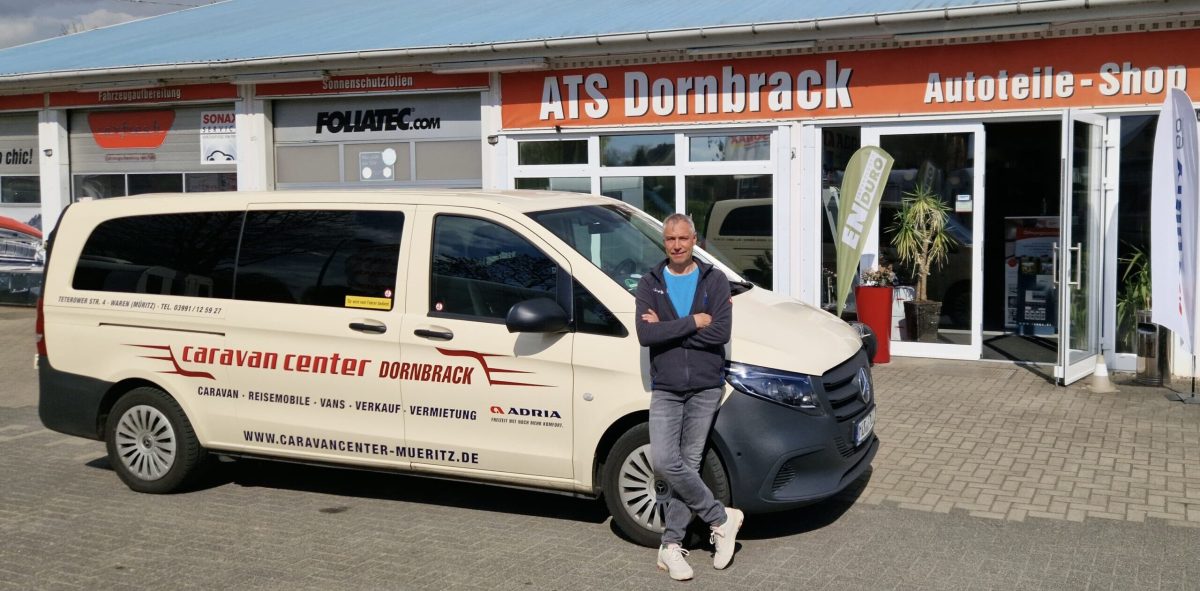 Jörg Dornbrack vor seiner Firmenwerbung
